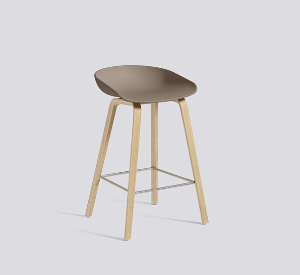 AAS32 barstol 65 cm såpebehandlet eik khaki fra HAY