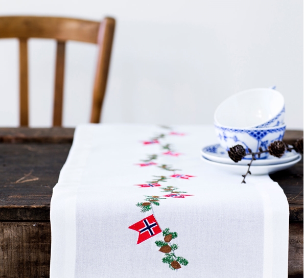 Juleløper med norske flagg 30x175 cm fra Langkilde & Søn