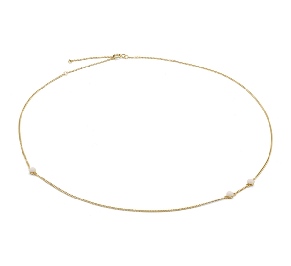 Med håndlagde porselensperler.