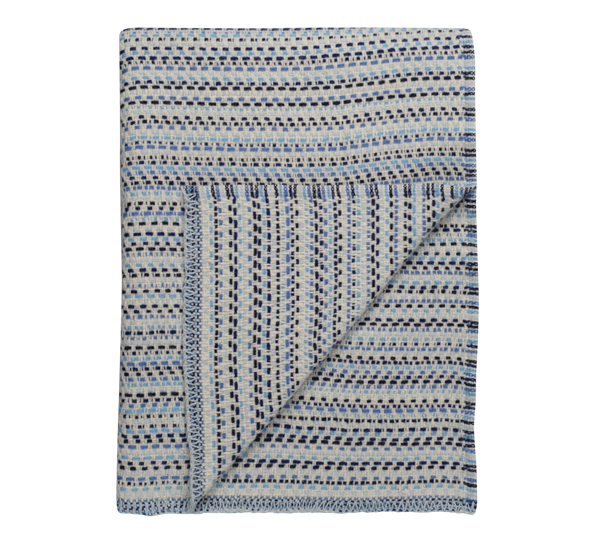 <p>Juli pledd blå 150x200 cm fra Røros Tweed</p>
