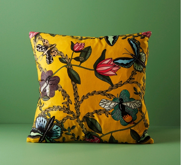 Bugs & Butterflies fløyelspute 48x48 cm gul