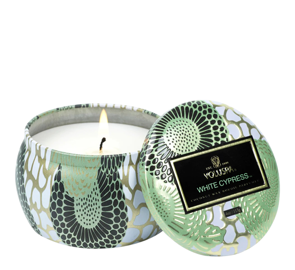 Duftlys 25t White Cypress fra Voluspa