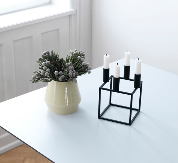 Kubus 4 lysestake sort fra By Lassen