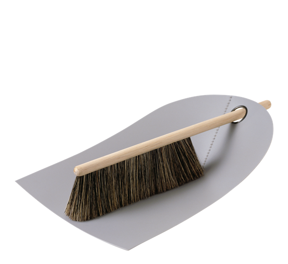 Feiebrett med kost lysegrå fra Normann Copenhagen