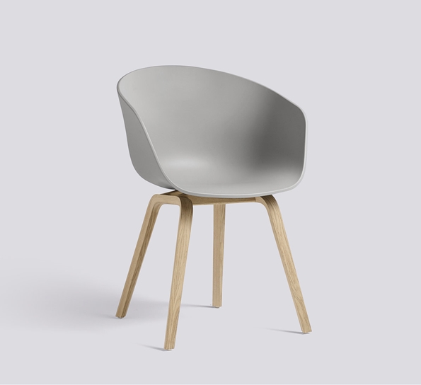 AAC22 stol såpebehandlet eik concrete grey fra HAY