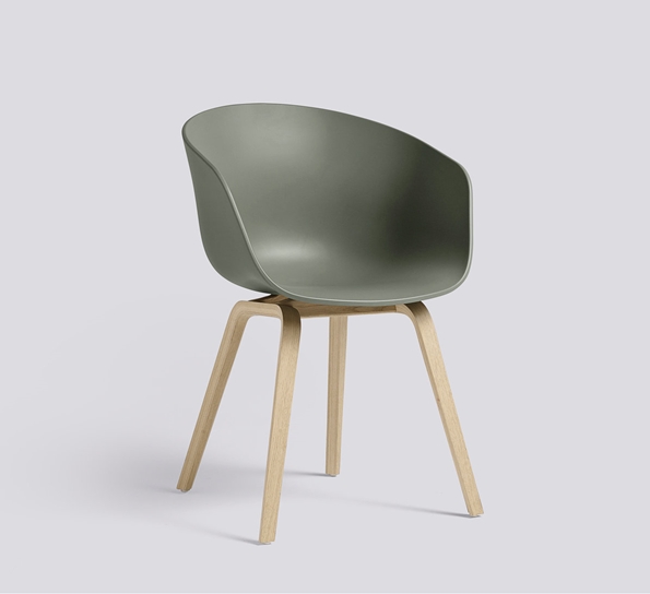 AAC22 stol såpebehandlet eik støvgrønn fra HAY