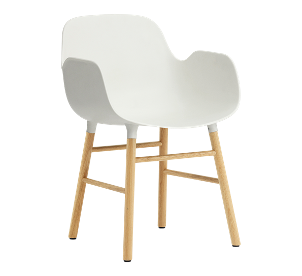 Form stol med armlene hvit eik fra Normann Copenhagen