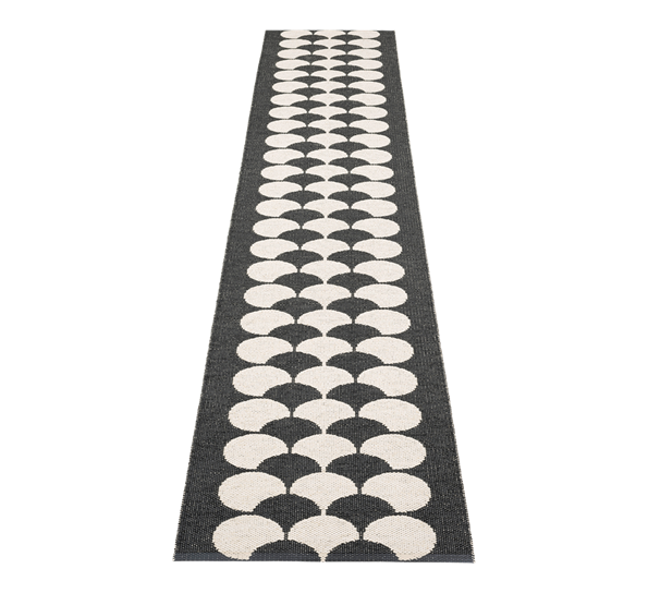 Poppy matte sort vanilje 70x350 cm fra Pappelina