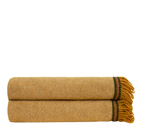 <p>Zafferano bambuspledd med frynser 160x200 cm oker fra Frati Home</p>
