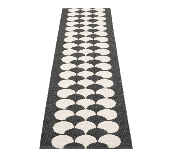 Poppy matte sort vanilje 70x250 cm fra Pappelina