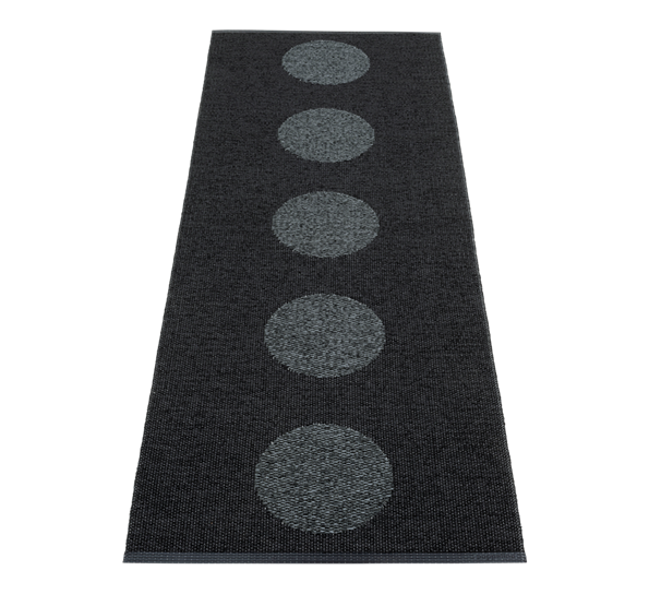 VERA 2.0 matte sort sortmetallic 70x200 cm fra Pappelina