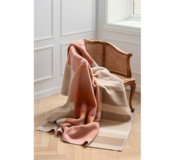 Feire Kjærligheten pledd special edition fra Røros Tweed