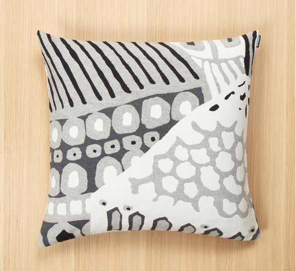 Kumiseva putetrekk sort hvit 50x50 cm fra Marimekko