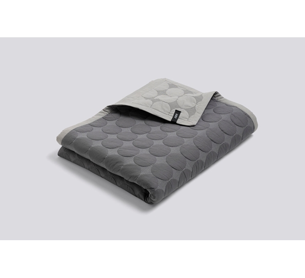 Mega Dot sengeteppe 235x245 cm mørkegrått fra HAY