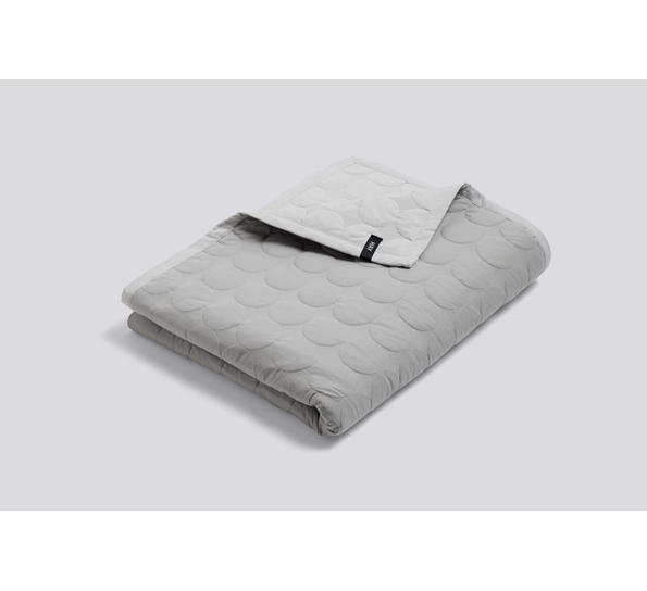 Mega Dot sengeteppe 195x245 cm lysegrå fra HAY