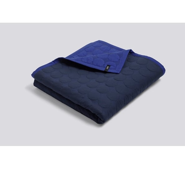 Mega Dot sengeteppe 235x245 cm blå fra HAY