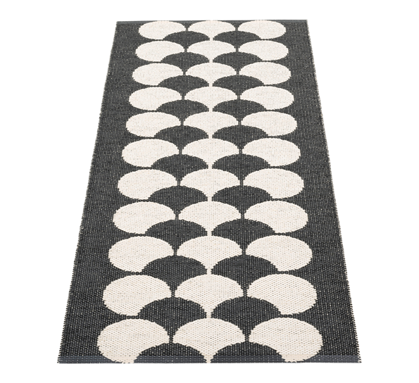 Poppy matte sort vanilje 70x150 cm fra Pappelina