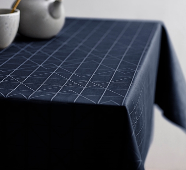 Duk 140x320 Refined damask indigo fra Södahl