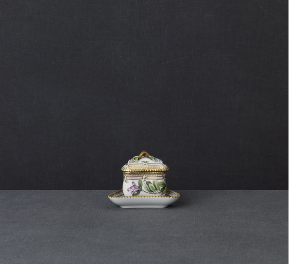 Flora Danica skål Med Lokk Trekantet 10cl fra Royal Copenhagen