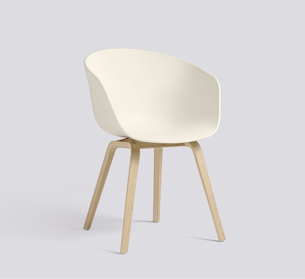 AAC22 stol såpebehandlet eik krem fra HAY