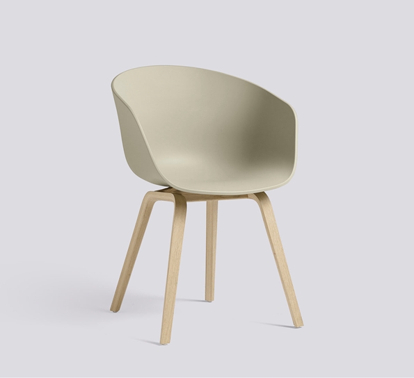 AAC22 stol såpebehandlet eik pastellgrønn fra HAY