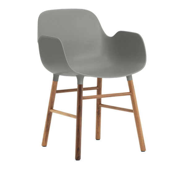 Form stol med armlene grå valnøtt fra Normann Copenhagen