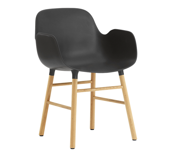 Form stol med armlene sort eik fra Normann Copenhagen