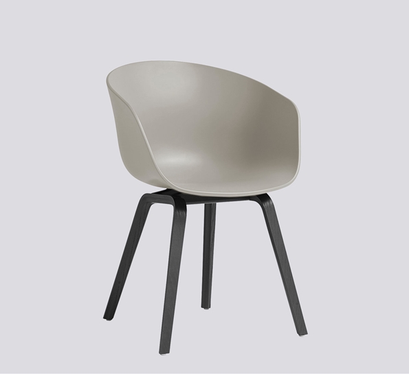 AAC22 stol sort eik concrete grey fra HAY