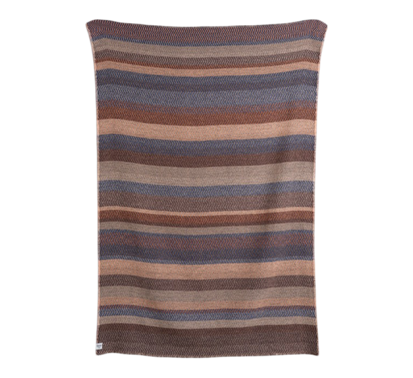 Fri pledd By the Fire 150x210 cm fra Røros Tweed