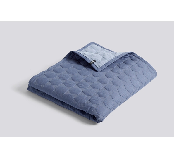 <p>Polygon sengeteppe 260x260 cm pute pigeon fra HAY</p>
