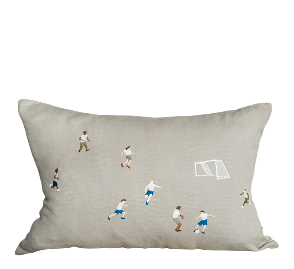 Soccer brodert putetrekk 38x58 cm khaki fra Fine Little Day