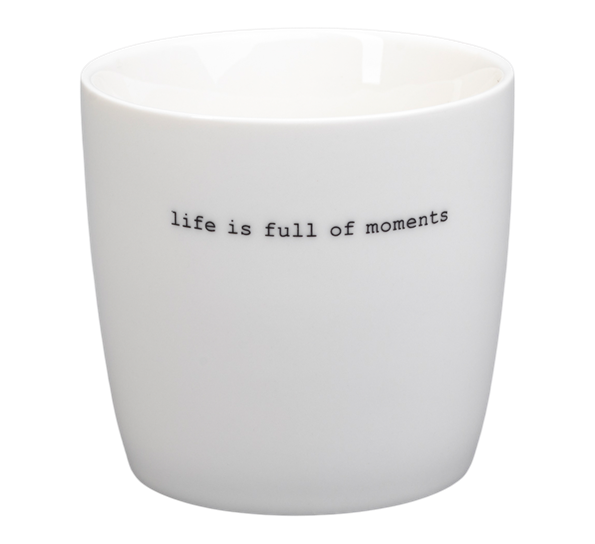 Krus Life it`s full off moments 30 cl hvit fra Sögne Home