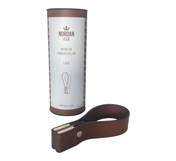 <p>Håndklehenger brunt lær magnetisk 11 cm Nordan Home</p>
