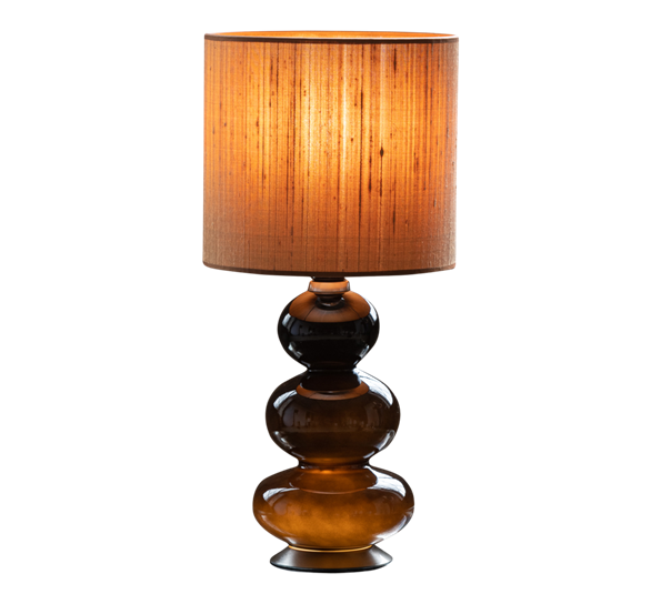 <p>Augusta lampe 45 cm fot sort, silkeskjerm 20x25 cm gylden Flavia</p>