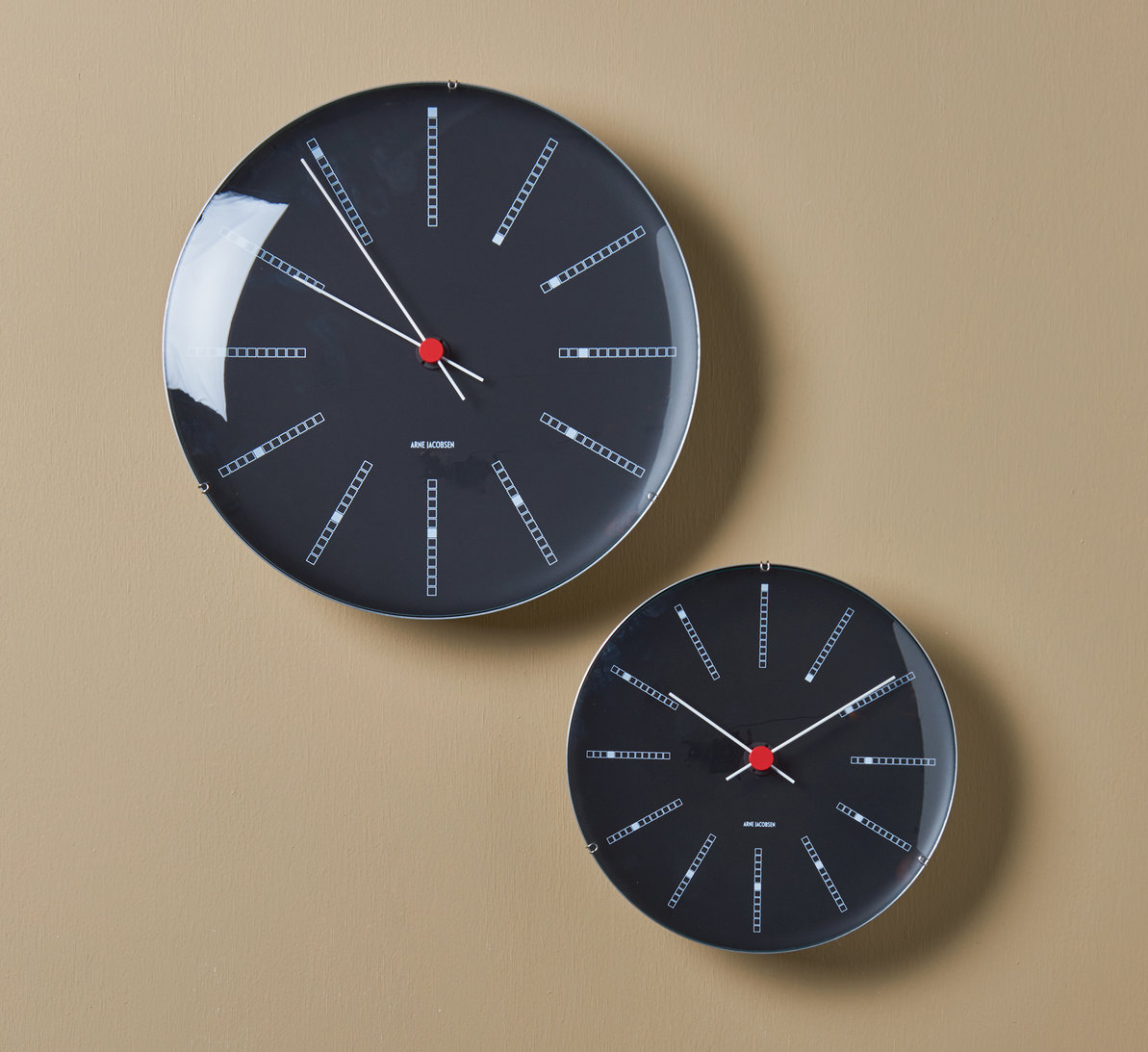 Bankers veggklokke 21 cm sort