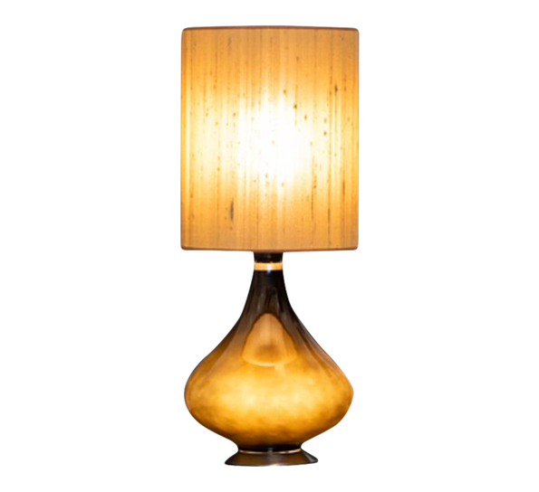 <p>Flavia lampe 48 cm fot sort, silkeskjerm 20x25 cm gylden Flavia</p>
