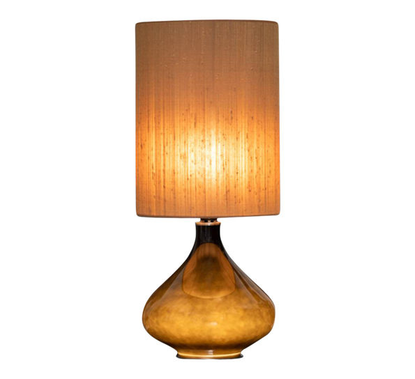 <p>Flavia lampe 70 cm fot sort, silkeskjerm 30x40 cm gylden Flavia</p>