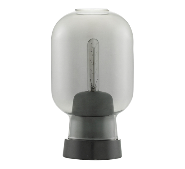 Amp bordlampe smoke sort fra Normann Copenhagen