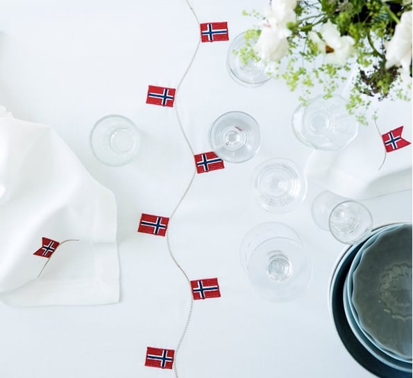 Duk med norske flagg 140x340 cm fra Langkilde & Søn