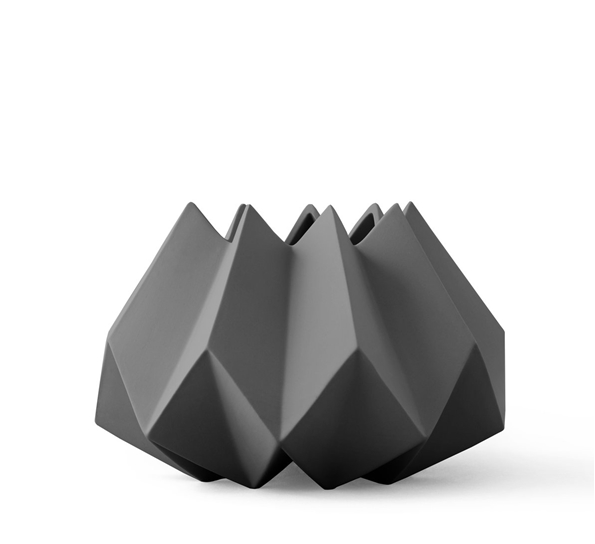 Folded vase lav carbon fra Audo Copenhagen
