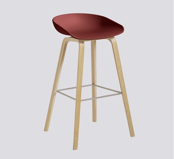 AAS32 barstol 65 cm mattlakkert eik - brick red fra HAY