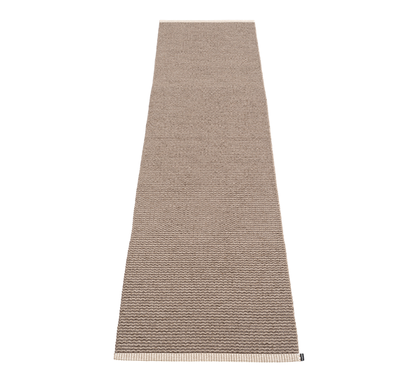 Mono matte dark mud 60x250 cm fra Pappelina