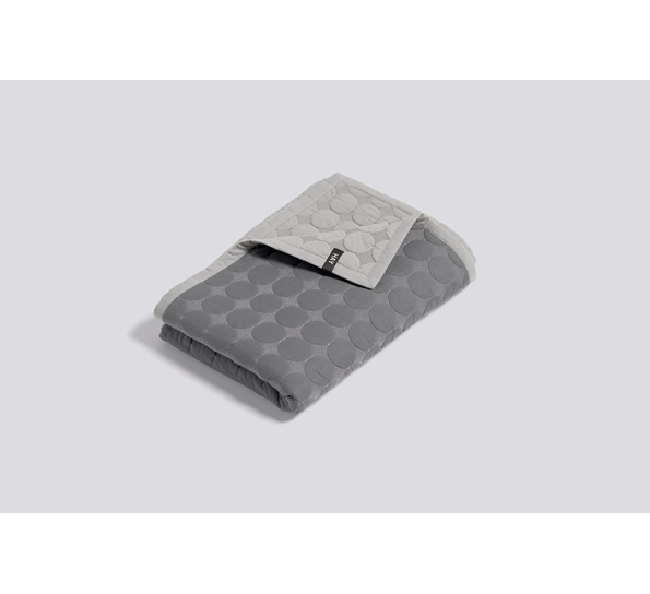 Baby Dot sengeteppe mørk grå fra HAY