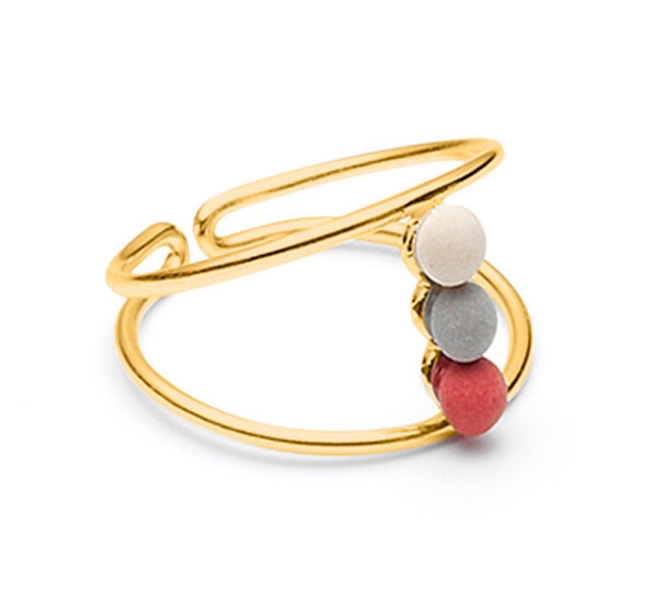 Med håndlagde porselensperler.