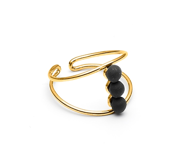 Med håndlagde porselensperler.