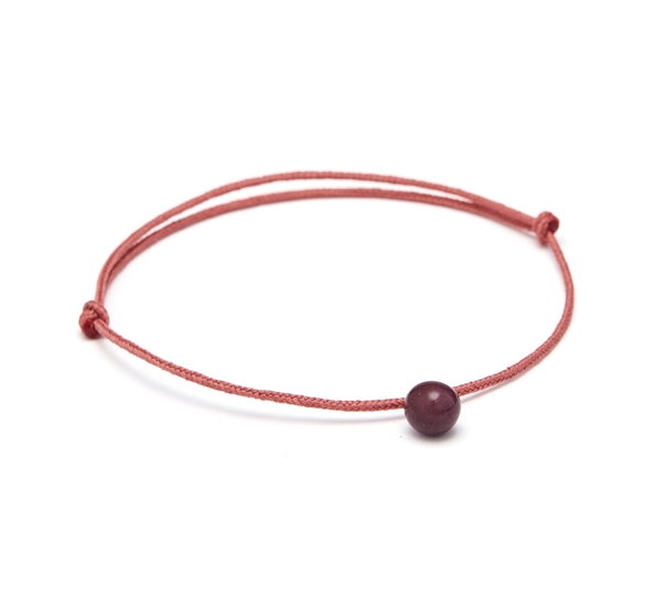 Med håndlagde porselensperler.