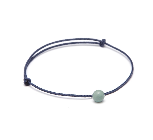 Med håndlagde porselensperler.