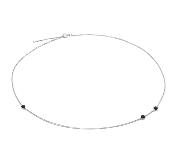 Med håndlagde porselensperler.