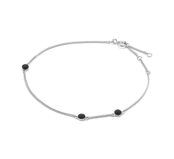 Med håndlagde porselensperler.