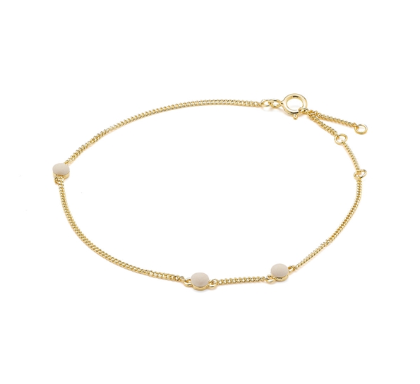 Med håndlagde porselensperler.